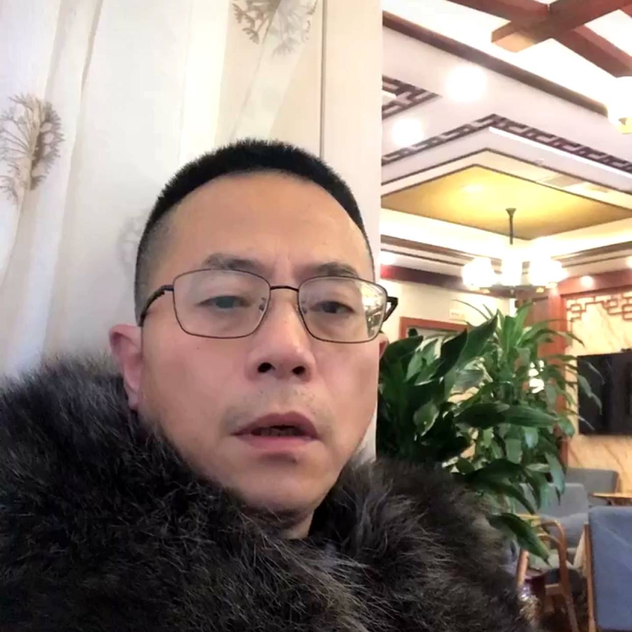 彩色拿红酒的照片