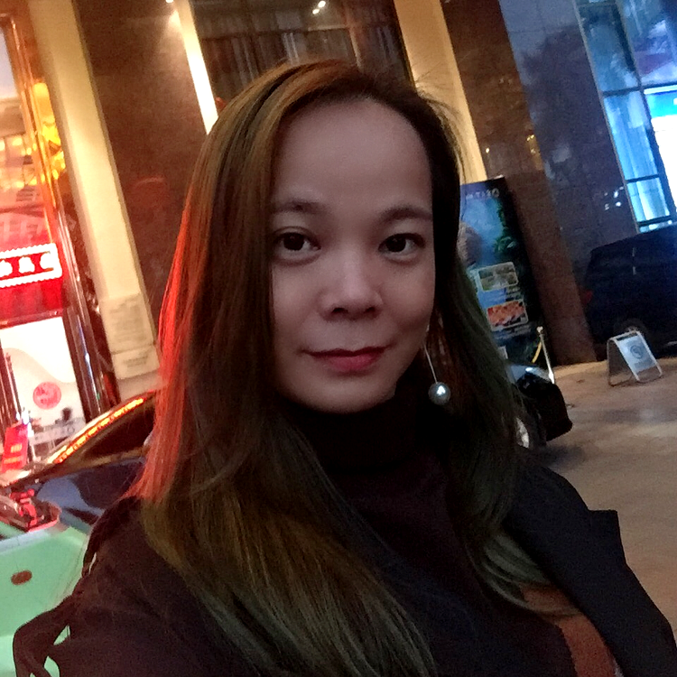 草莓拿无情的照片