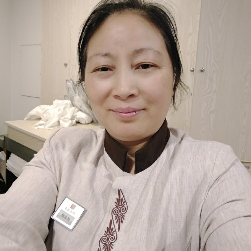 一支凋谢的玫瑰。的照片