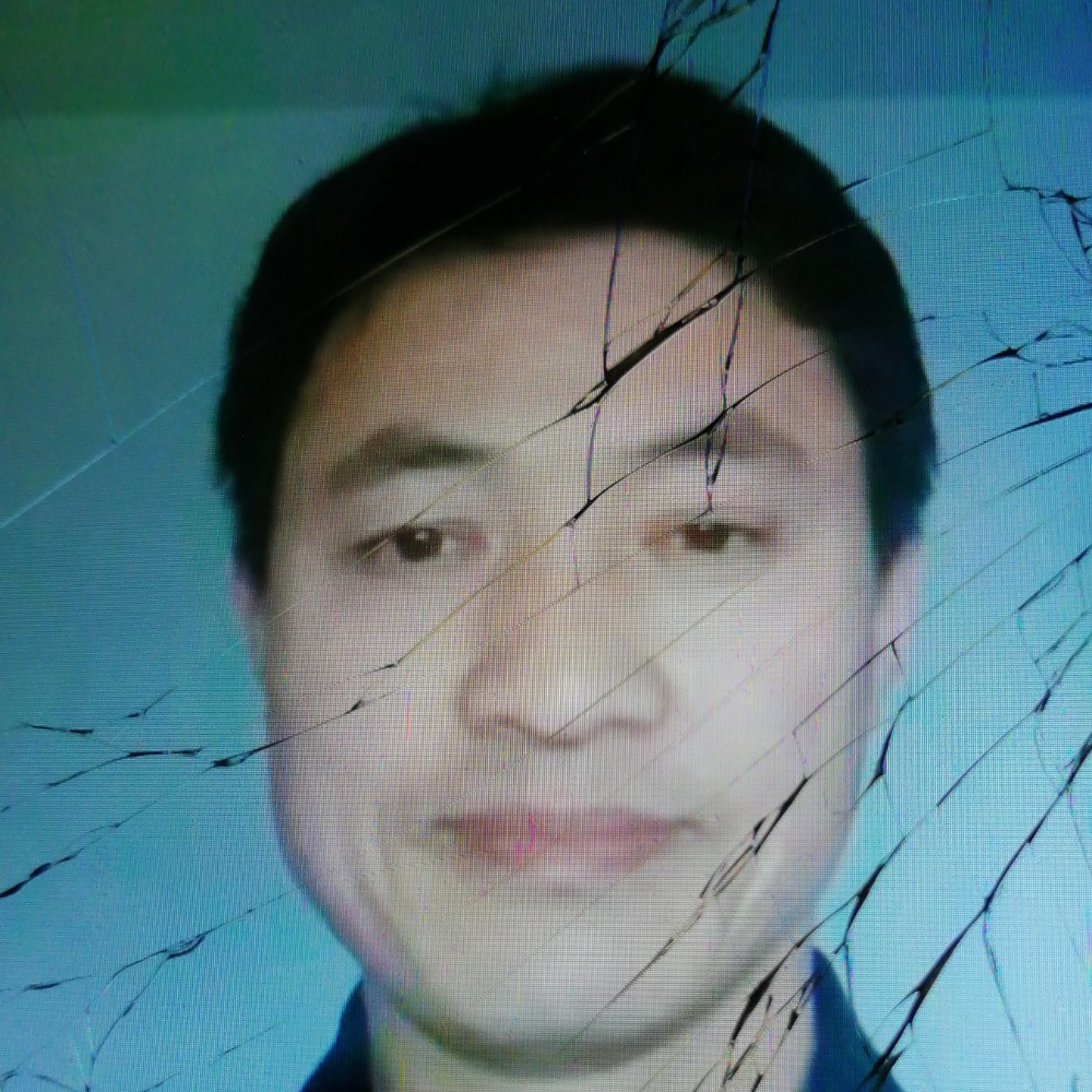 可爱深拥草莓的照片