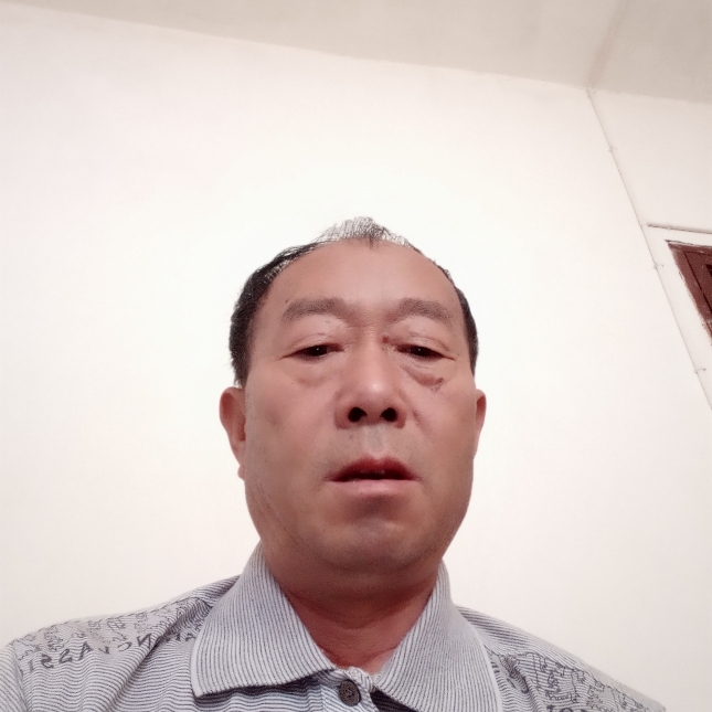 孤独笑情动的照片