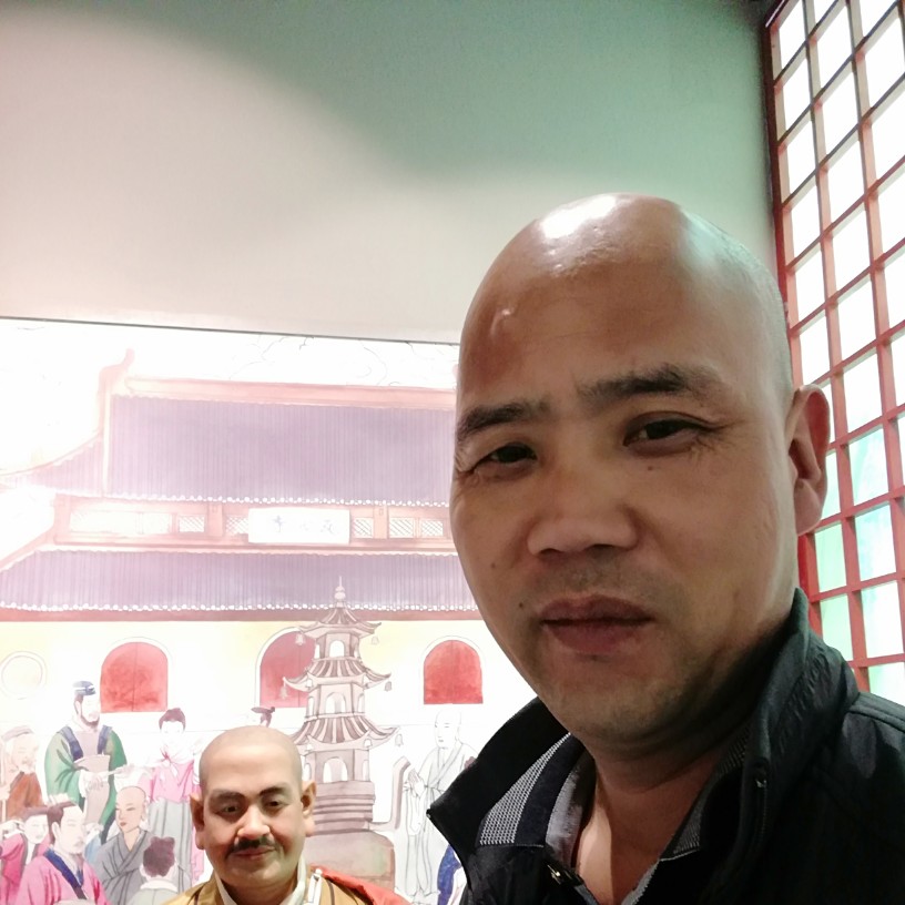 不大的小老头的照片