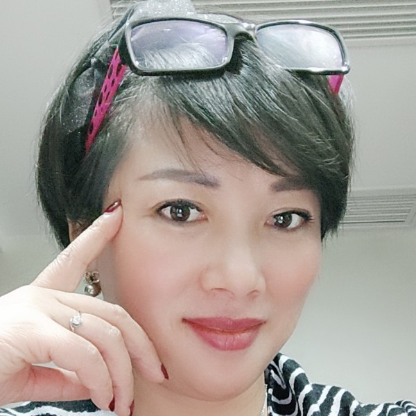 快乐的馨月的照片