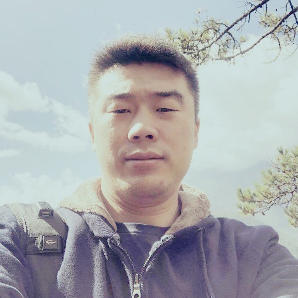 路人和单身的照片