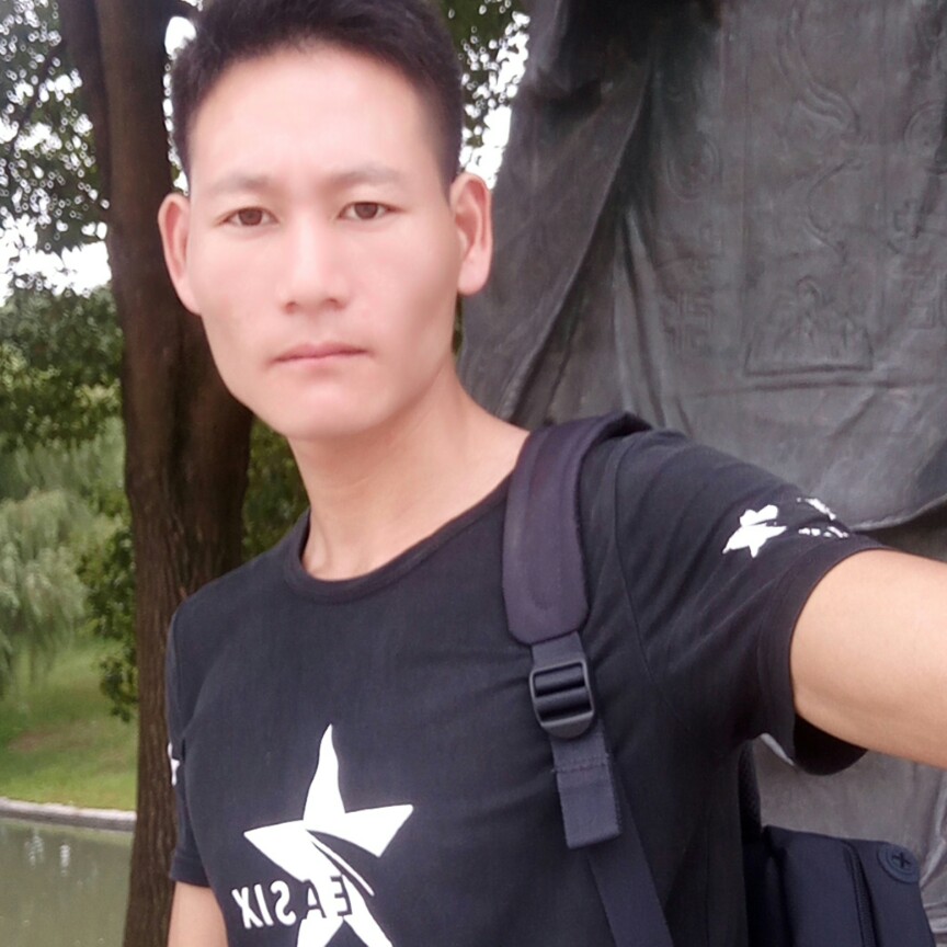风雨中的男孩的照片