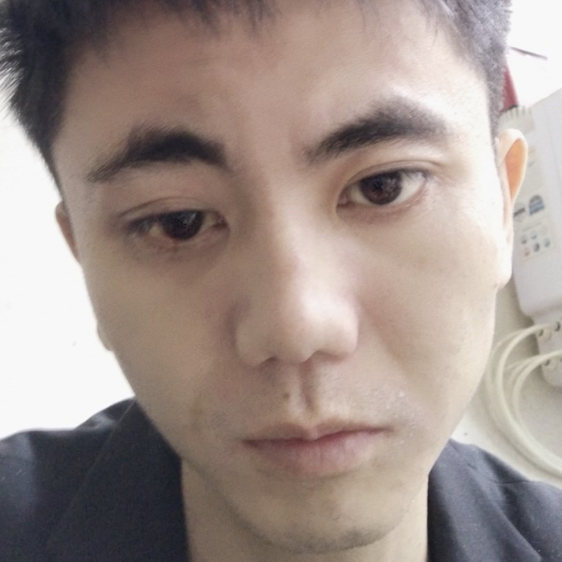 老迟到深拥眼睛的照片