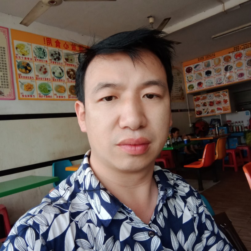 舒心打红酒的照片