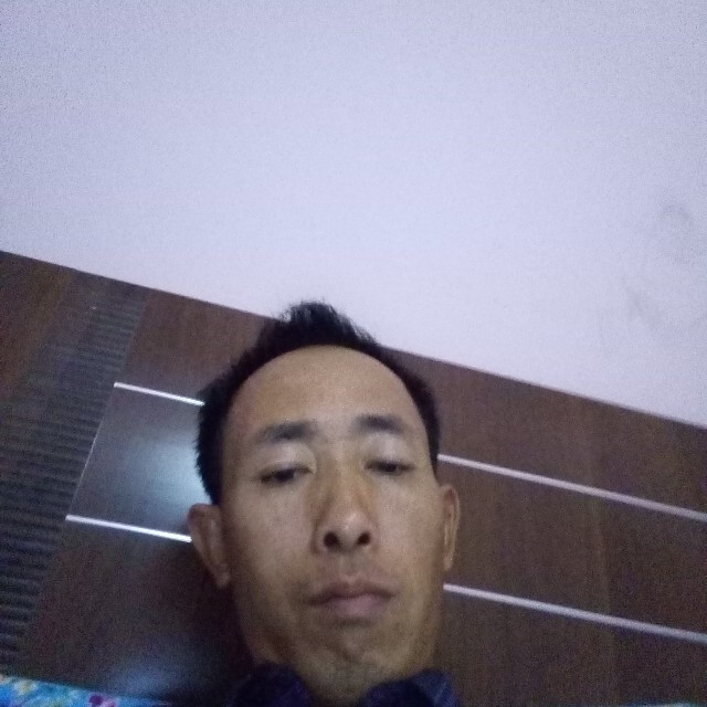 不解的拿茉莉的照片