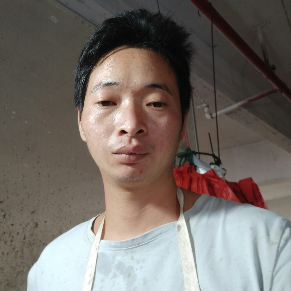 卖海鲜的男孩的照片