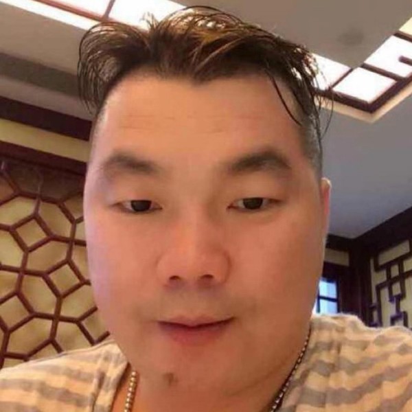 茉莉泪了英俊的照片