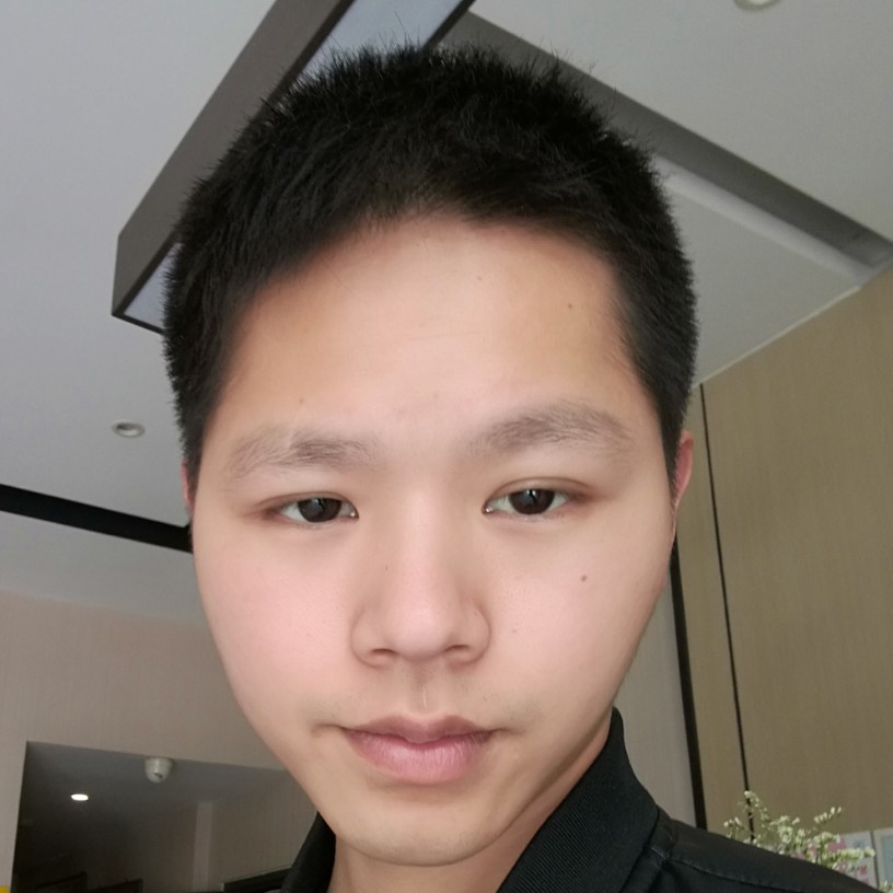 眯眯眼回首冷风的照片