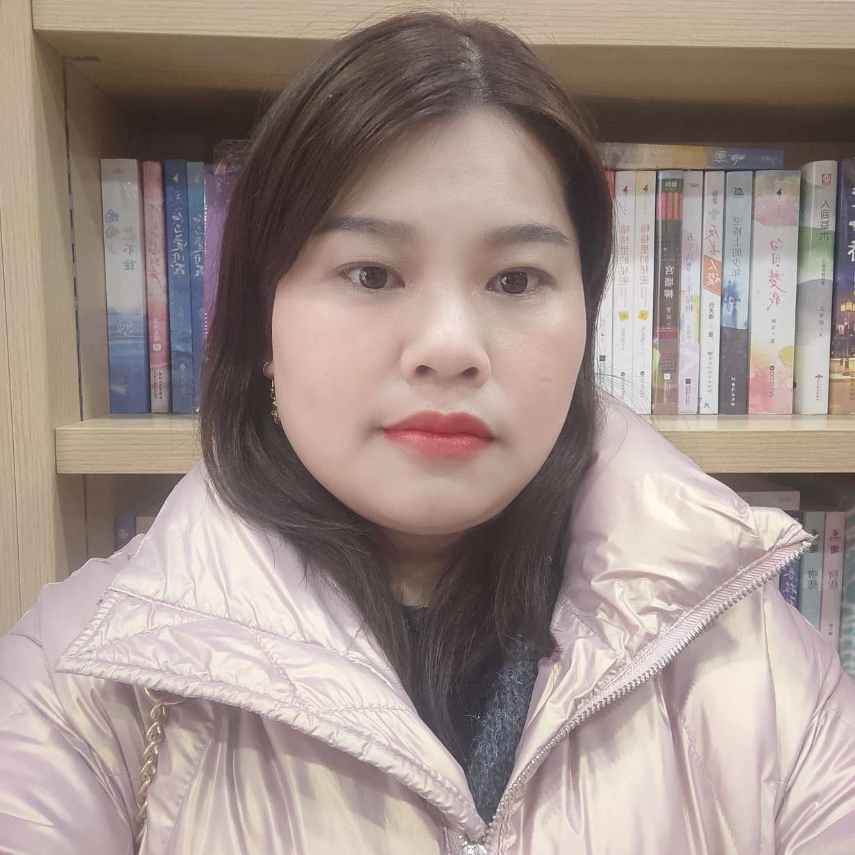 冷静深拥信封的照片