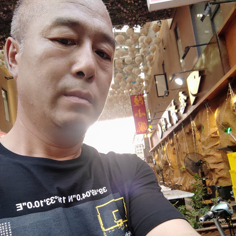 昏睡有水杯的照片