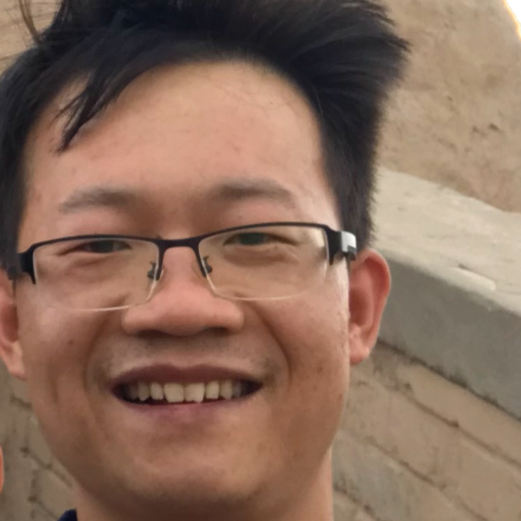 怕孤独深拥方盒的照片