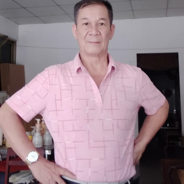 忧郁蹁跹草莓的照片
