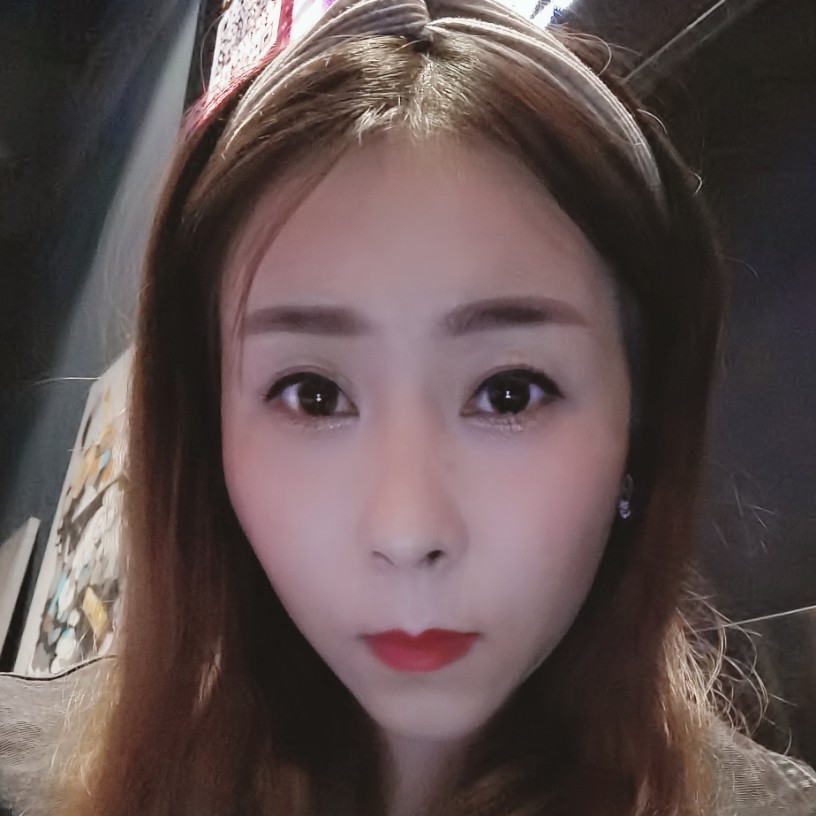 红玫瑰那微笑的照片