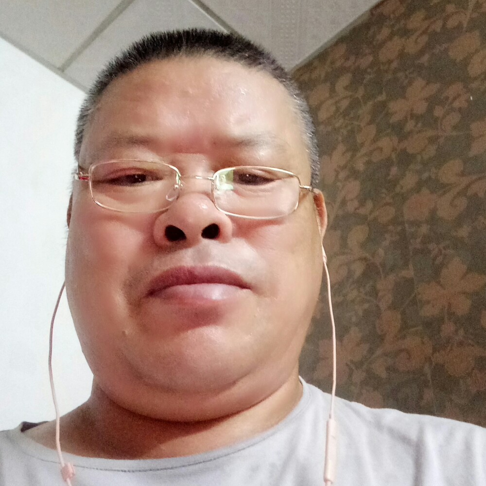 轻松挽手板栗的照片