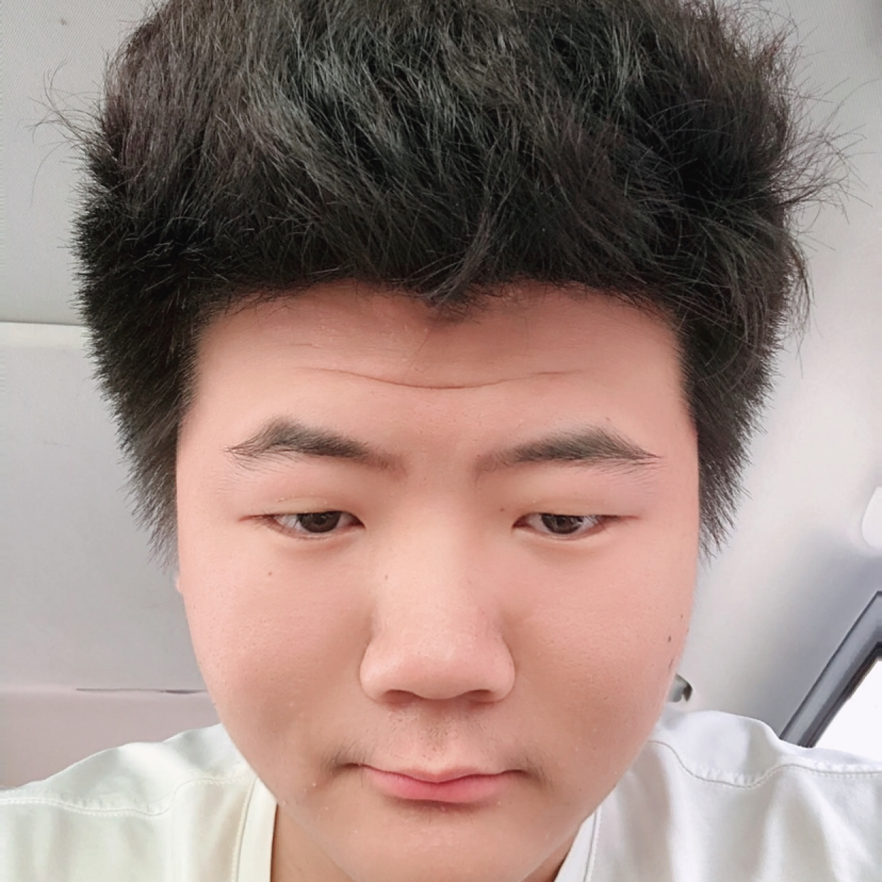 错落蹙眉朋友的照片