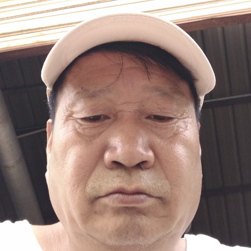 矮小打啤酒的照片
