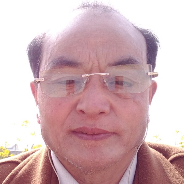 路人蹙眉深情的照片
