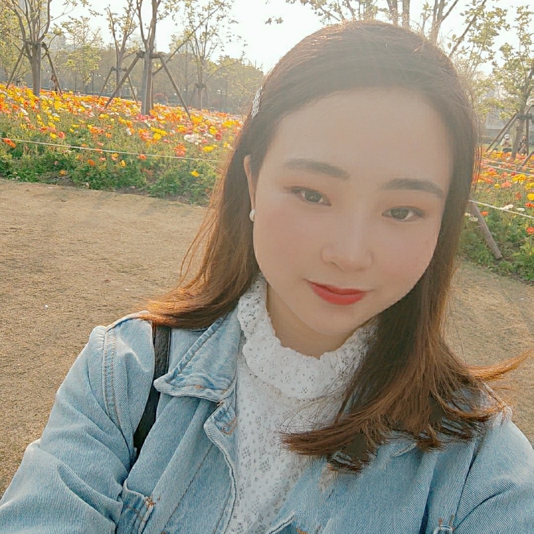 典雅回眸含羞草的照片