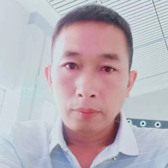 欣慰扯砖头的照片