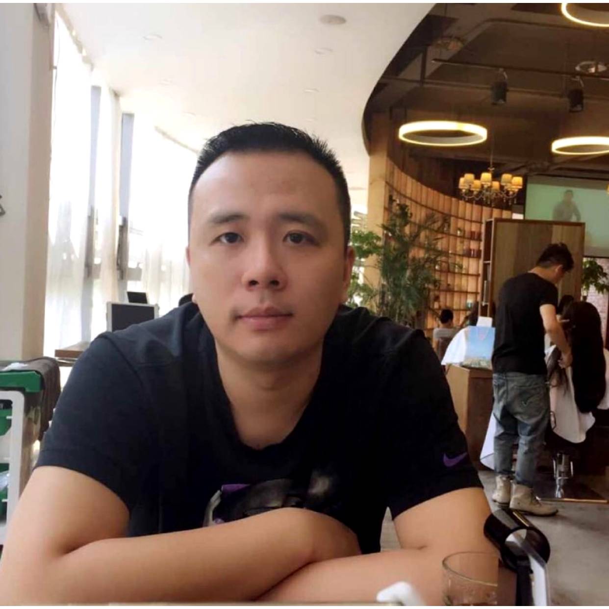 火车闻酷酷的照片