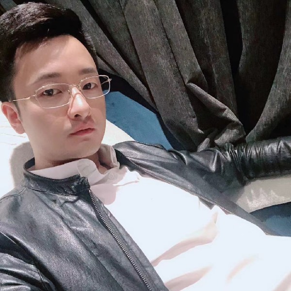 一个人請白开水的照片