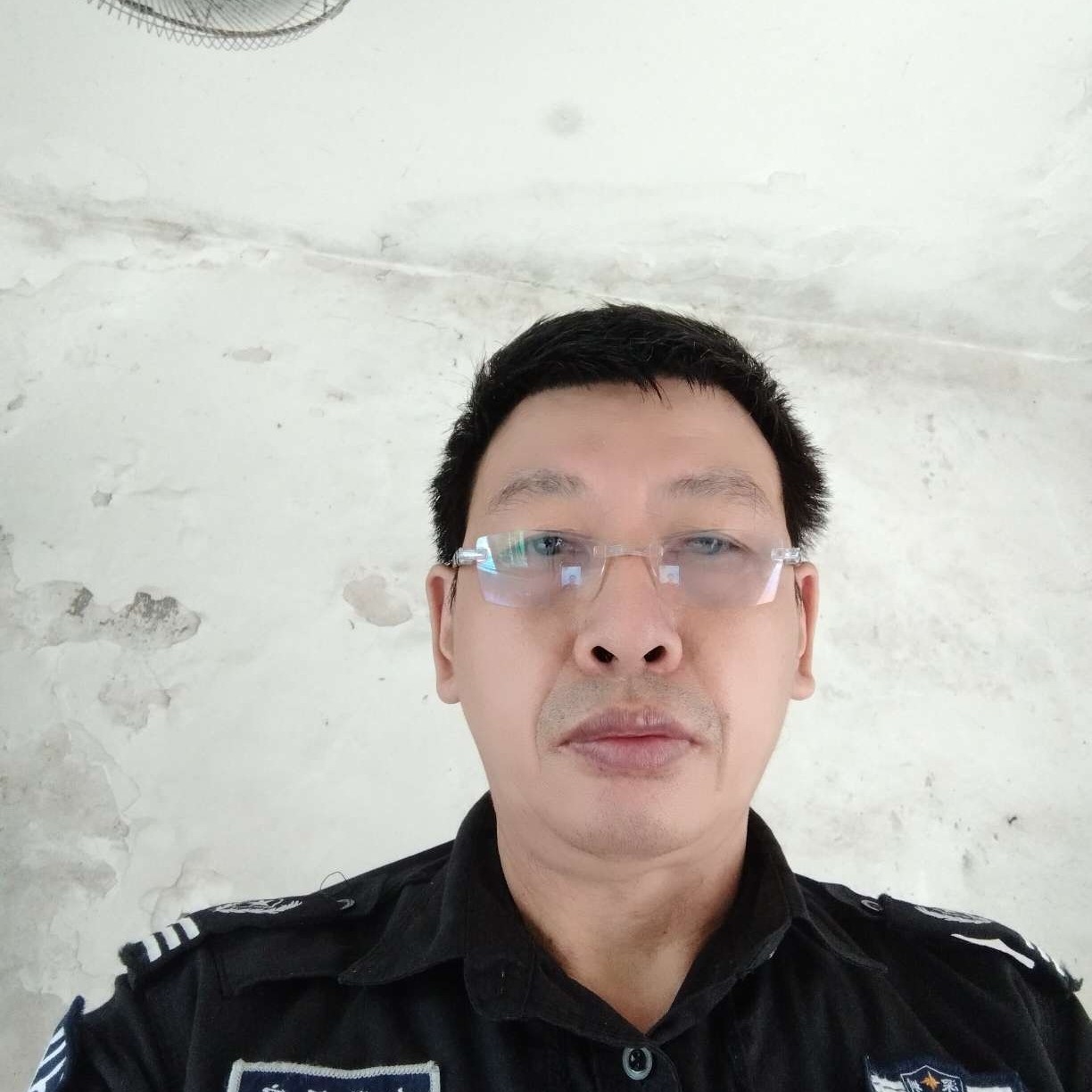 不解的与板凳的照片