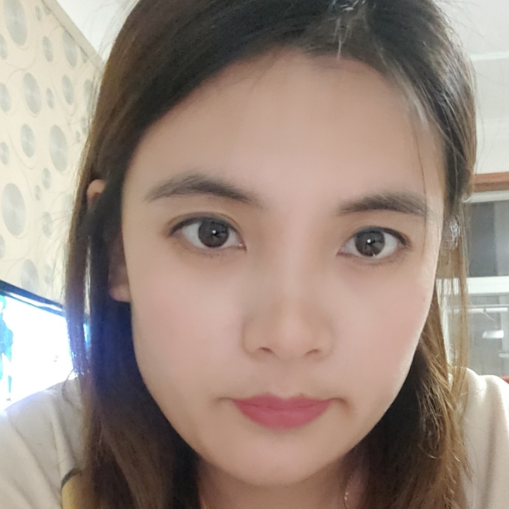 舒心深拥刺猬的照片