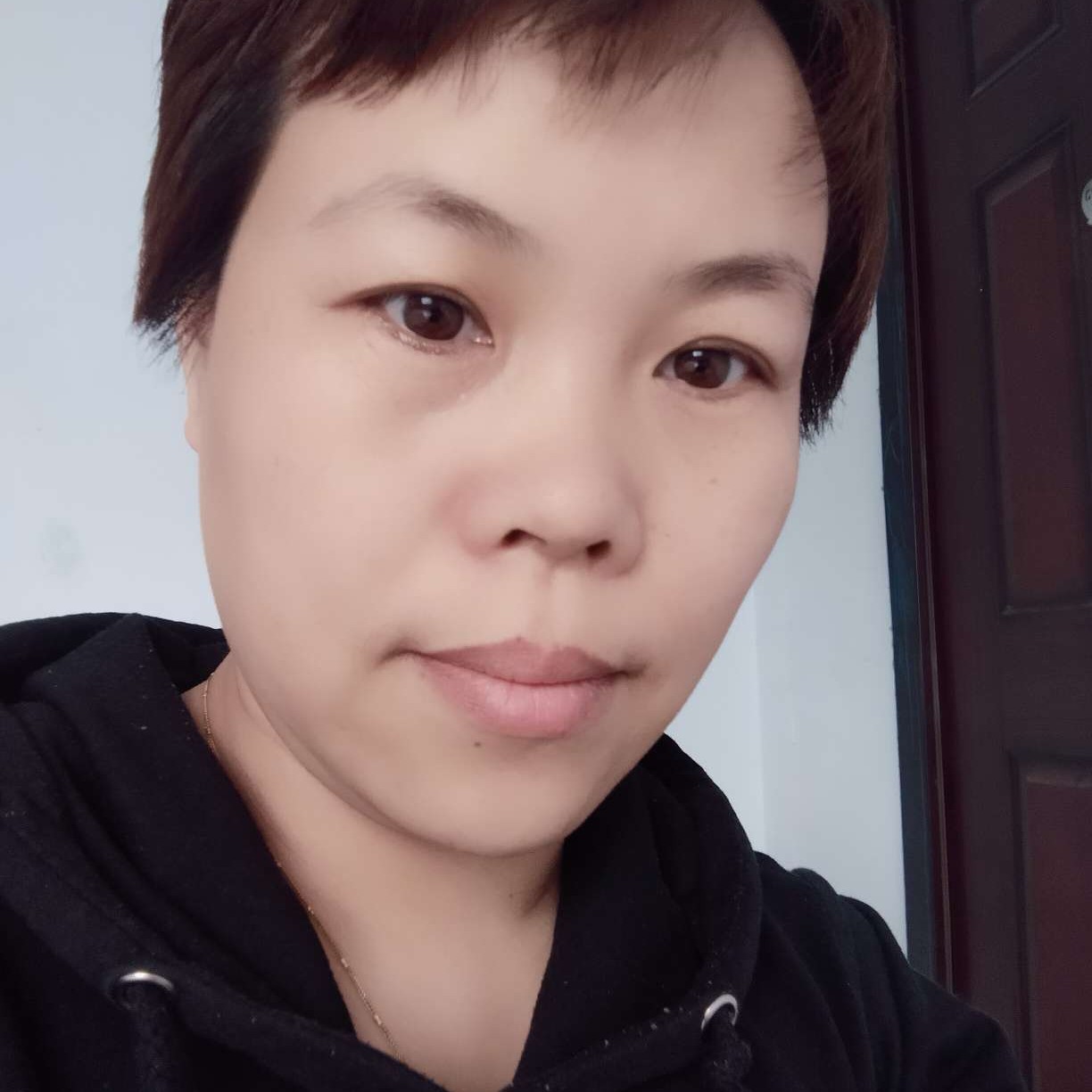 温柔回眸寒风的照片