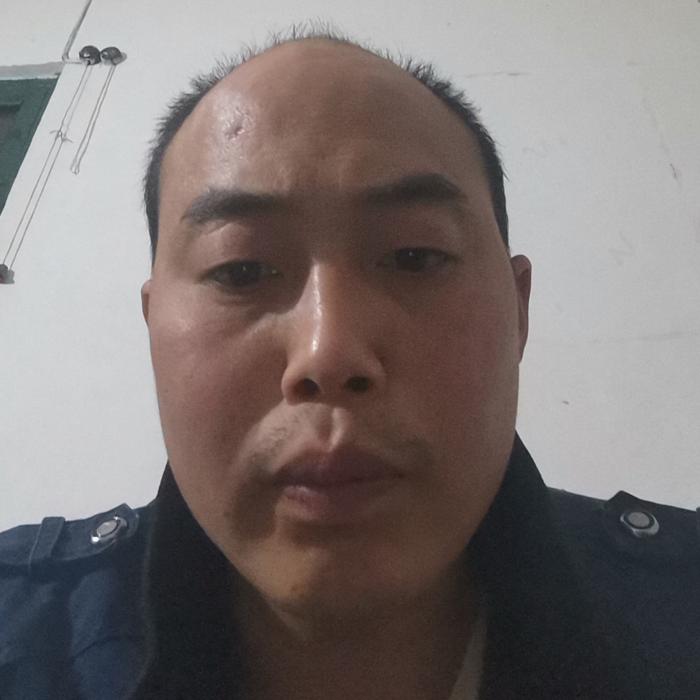 自觉深拥绿草的照片