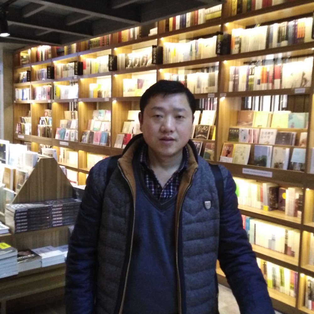 单纯爱西装的照片
