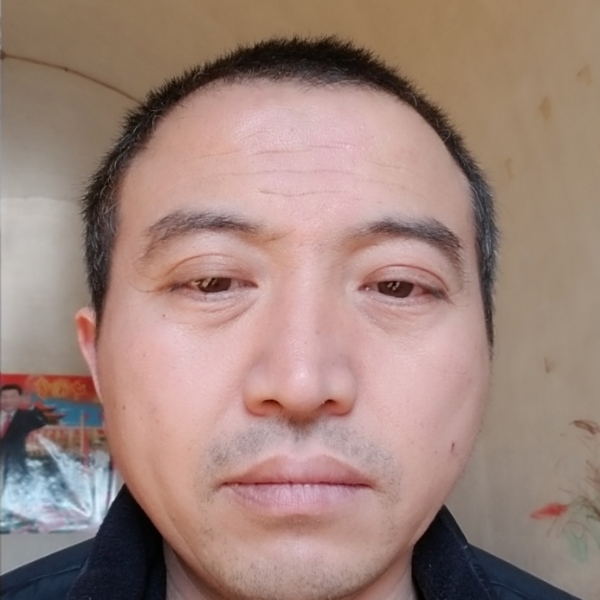 魁梧拿黑米的照片