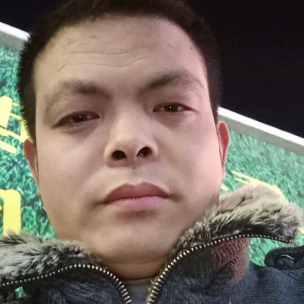 专一打台灯的照片