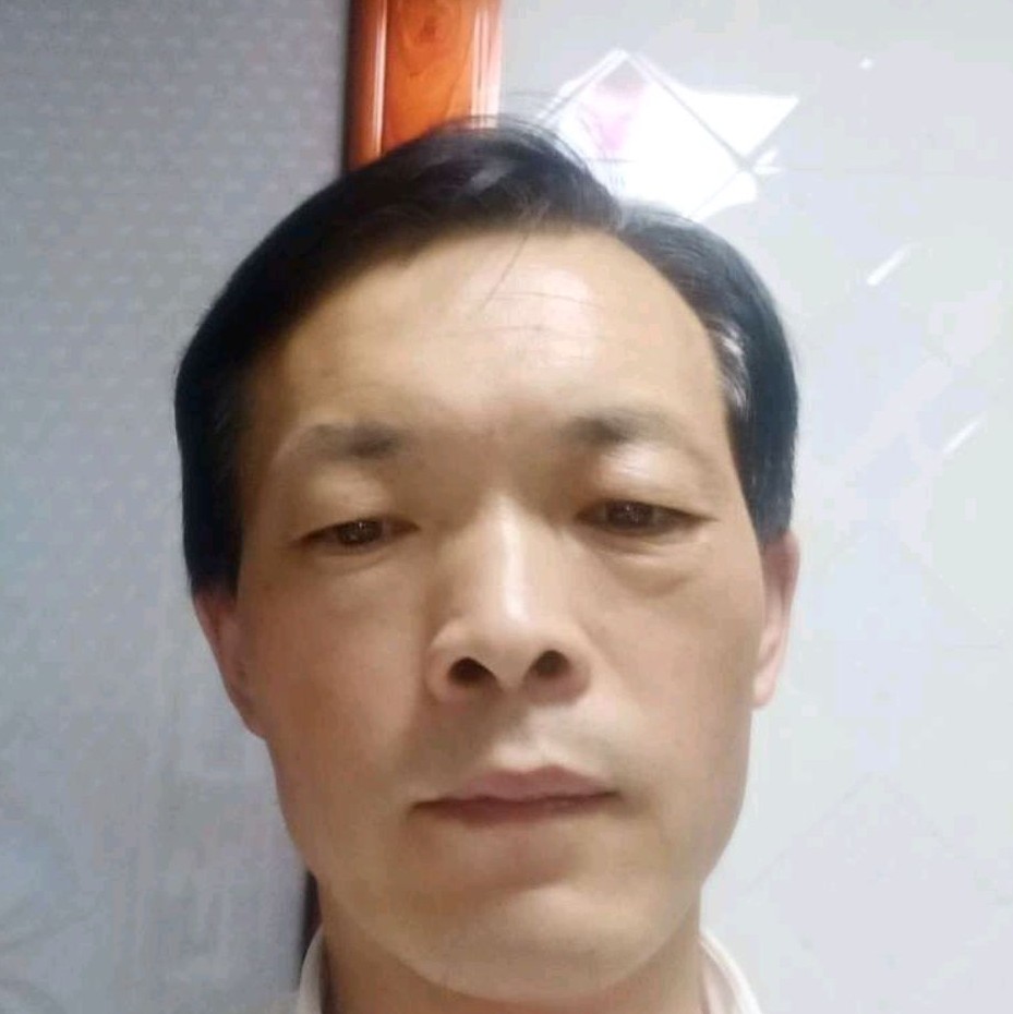 明理有绿草的照片