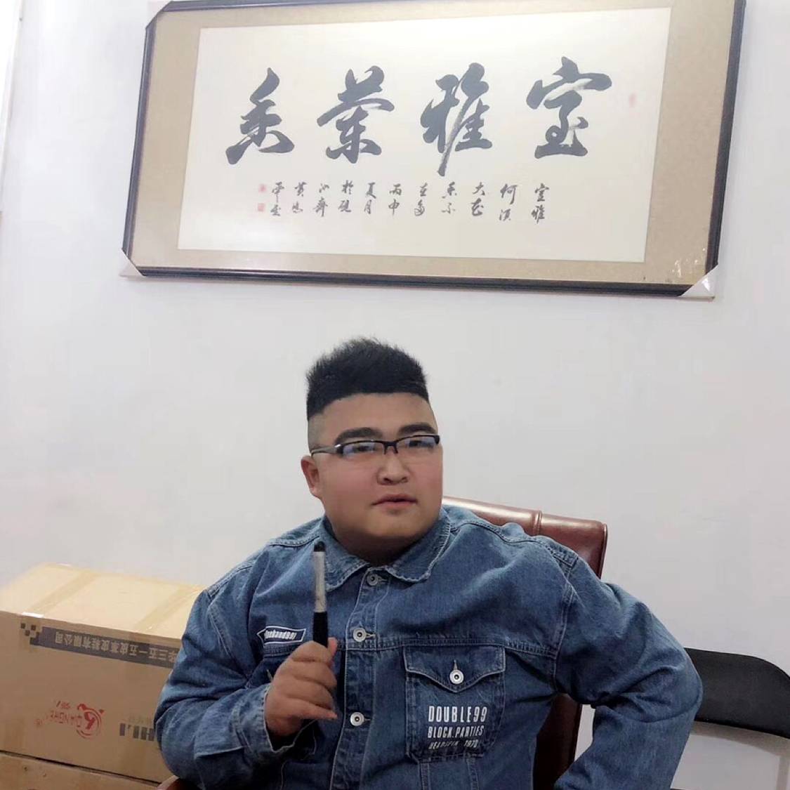 枕头拿冷静的照片