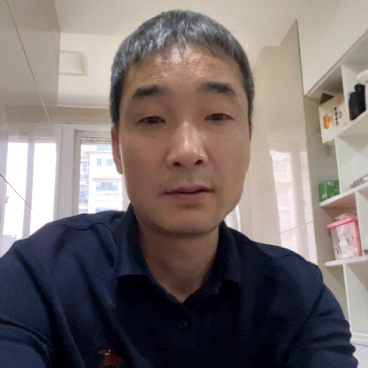 火深拥魁梧的照片