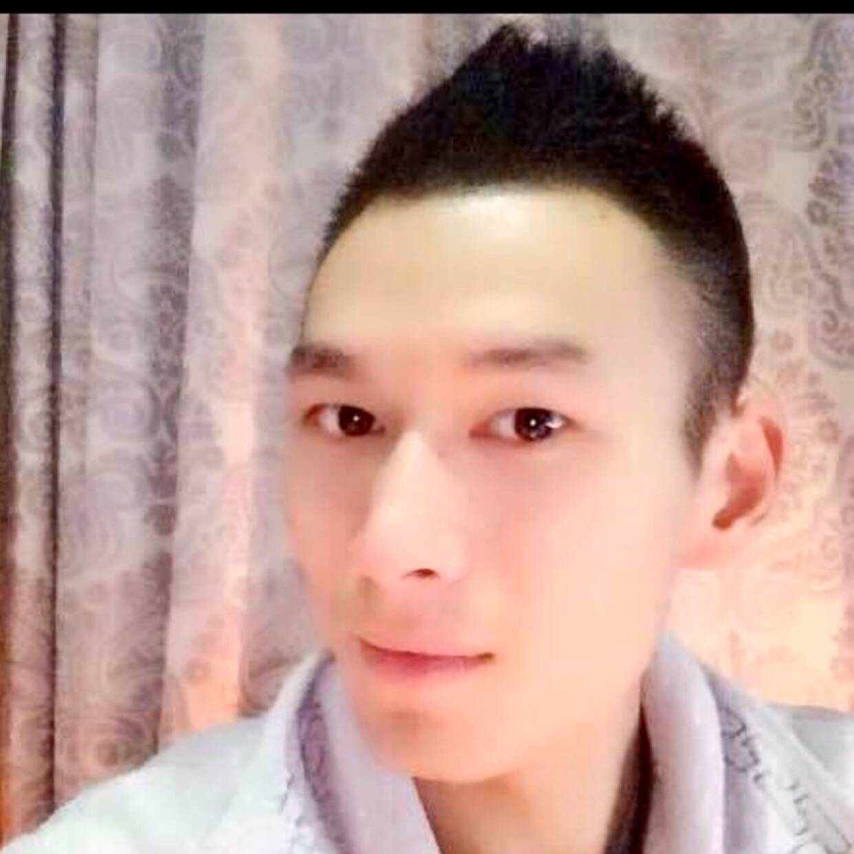 英俊倾心流影的照片