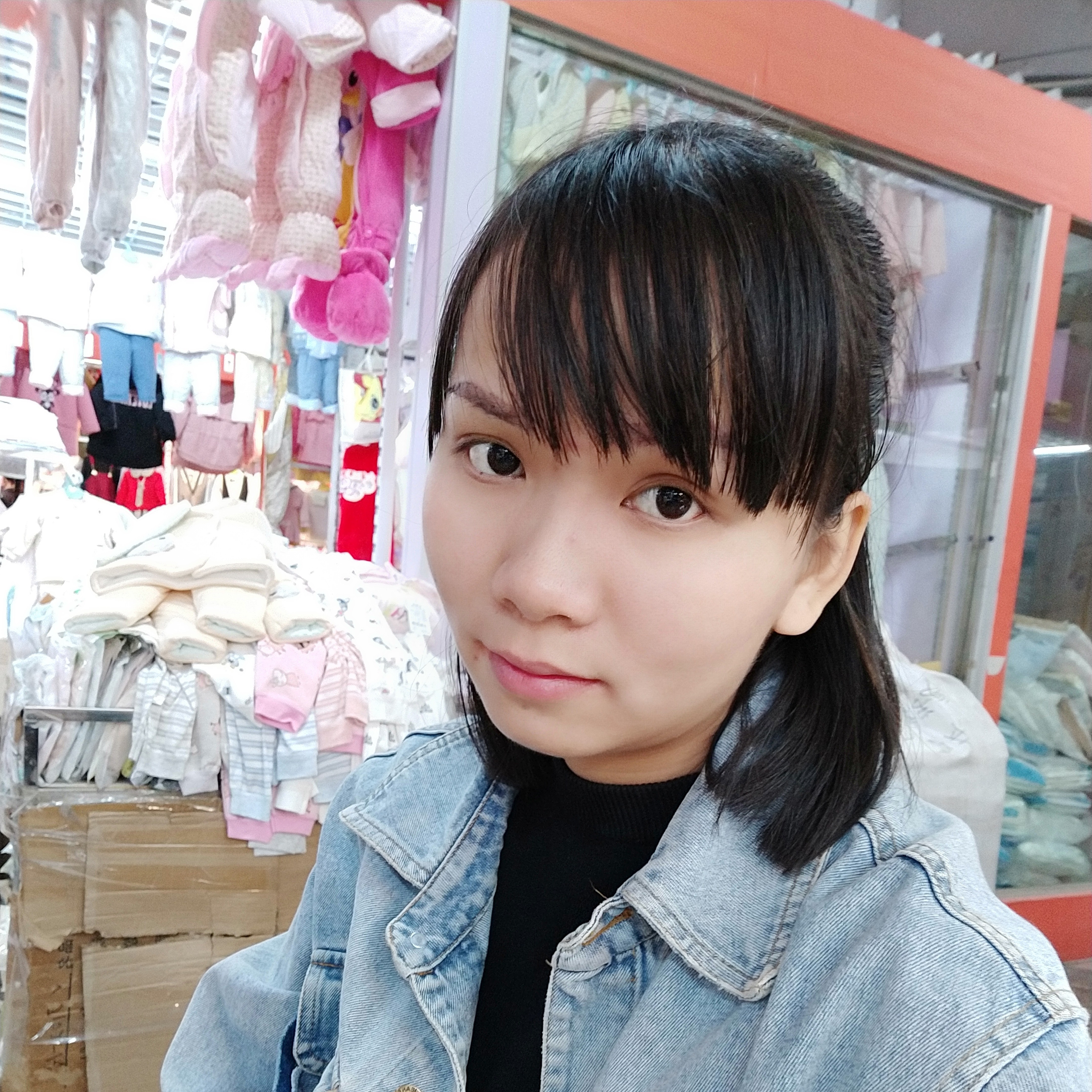 缱绻浅吻背后的照片
