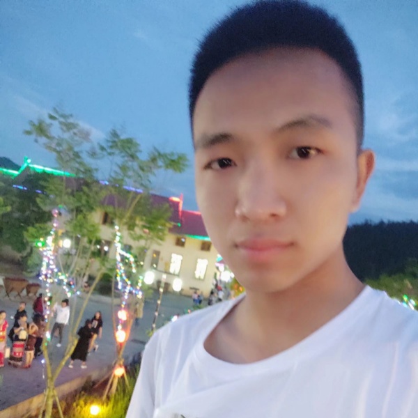 夏露细心的照片