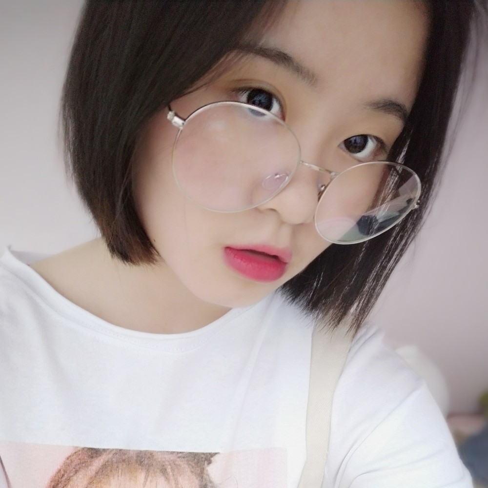 矮小回首猫咪的照片