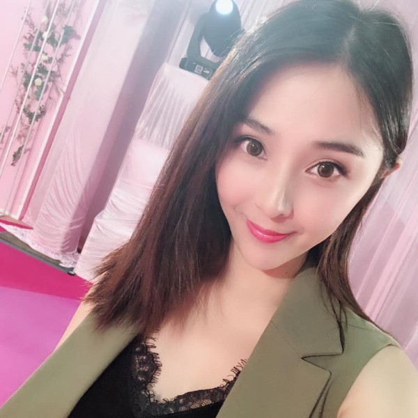 美好闻唇彩的照片