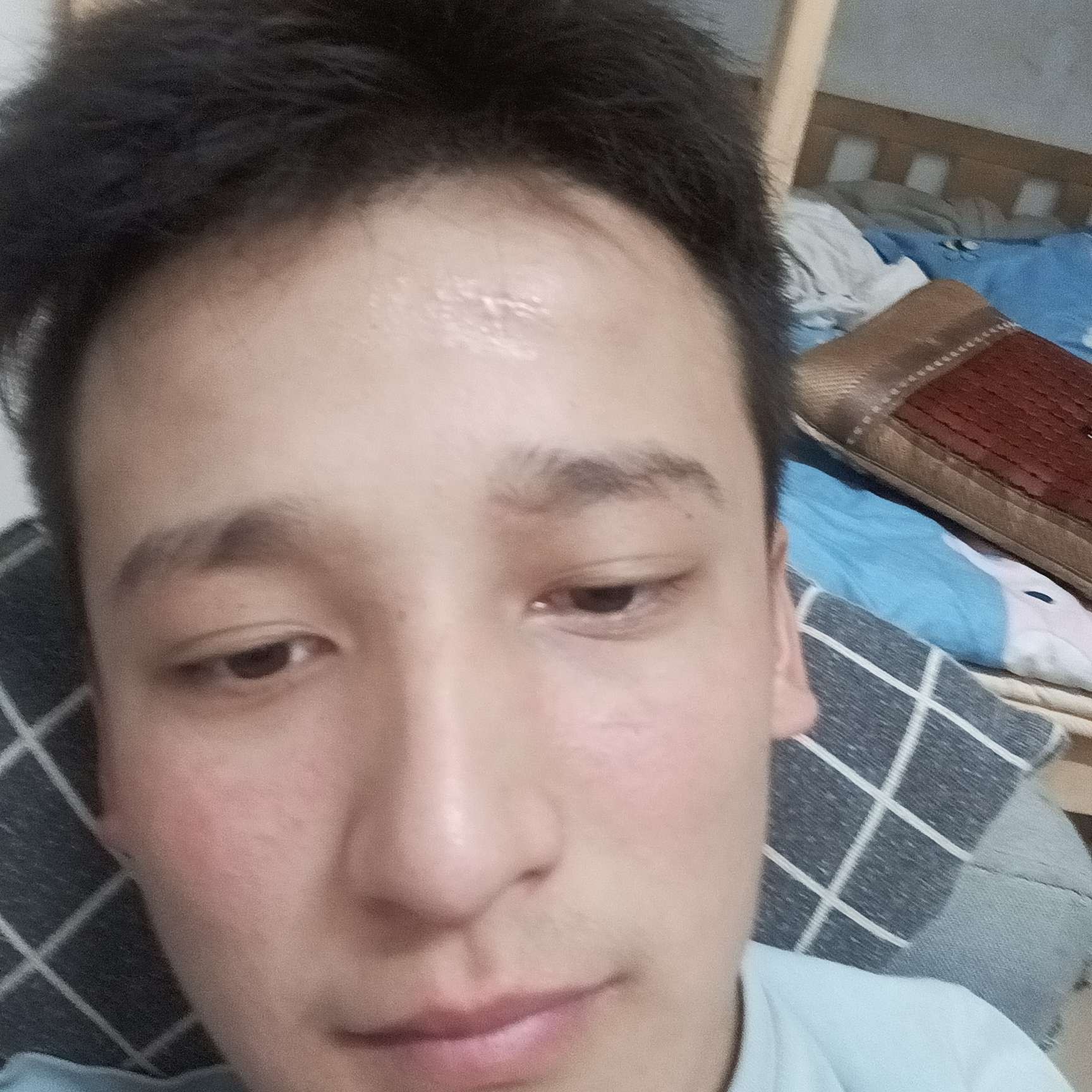 外向闻微笑的照片