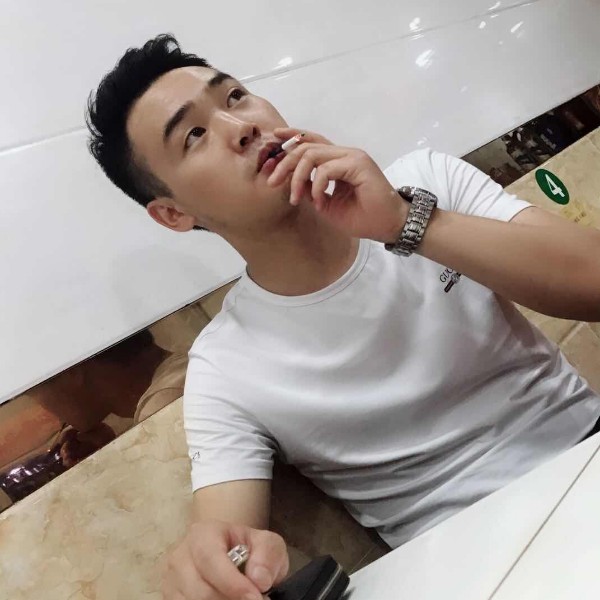累了就靠近我的照片