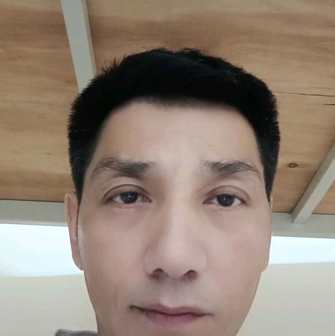 优雅深拥小蝴蝶的照片