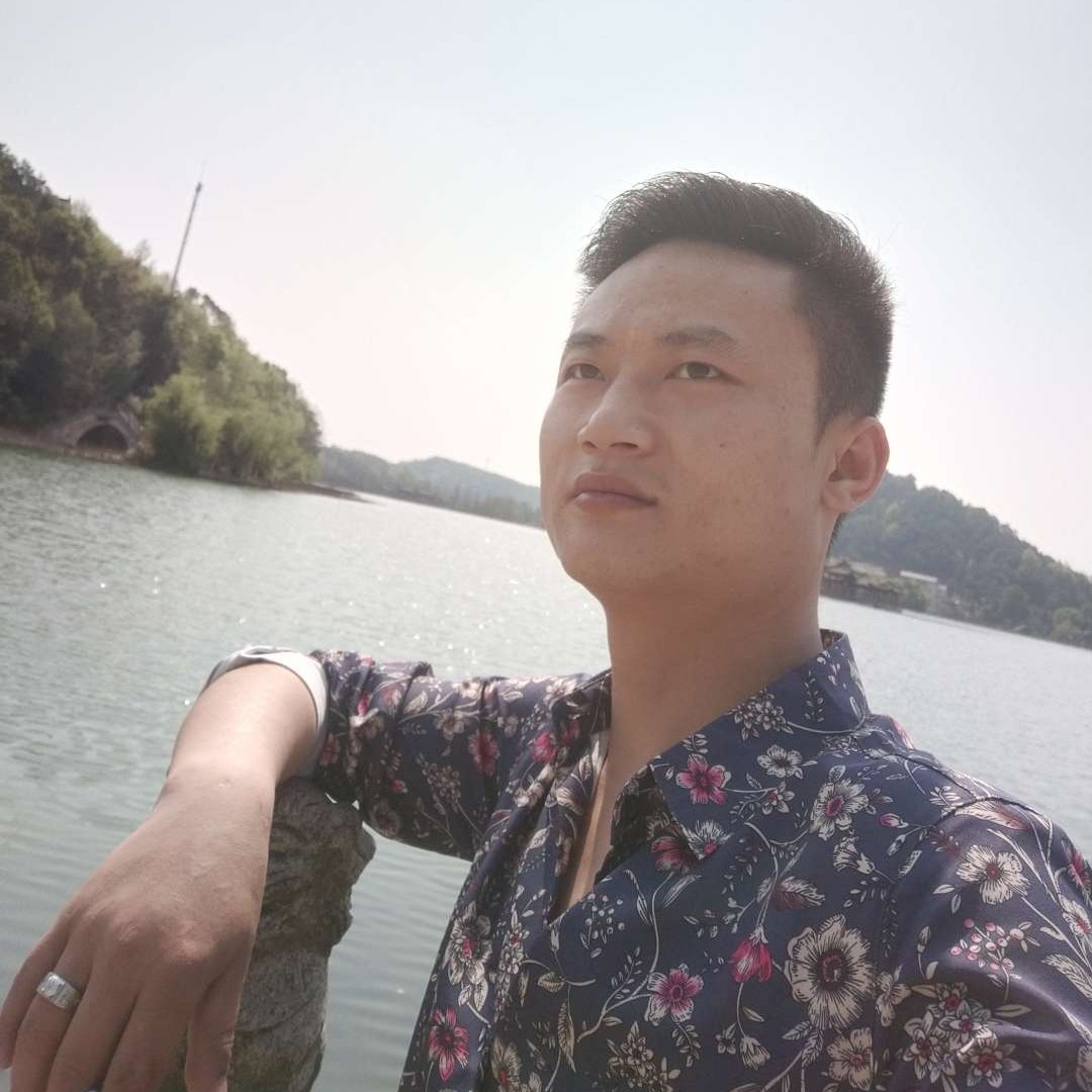 俊逸浅吻画板的照片