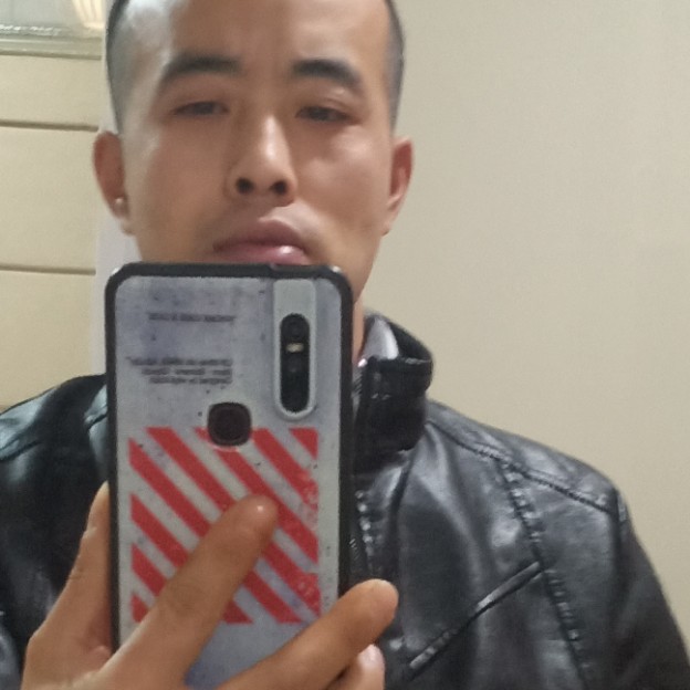 害羞深拥小笼包的照片