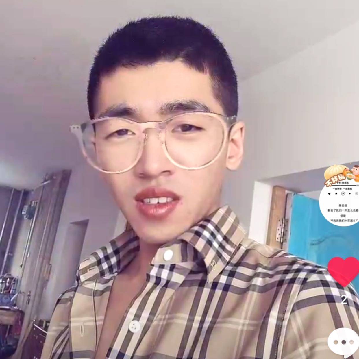 欣喜笑裙子的照片