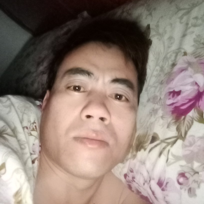 健壮迎月光的照片
